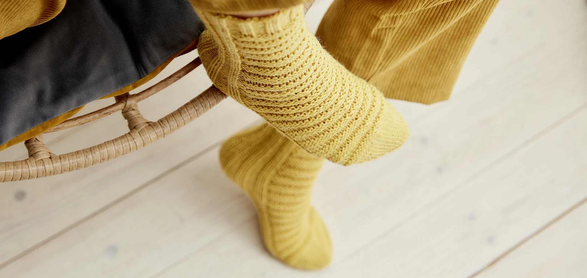 Bild zeigt zwei gelbe Socken sogenannte Bananensocken